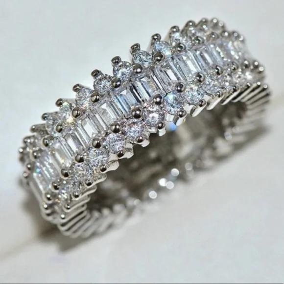Jewelry - BAGGAGE 18K ROUND DIAMOND SILVER ETERNITY RING, CUTE RING, SHINY RING.